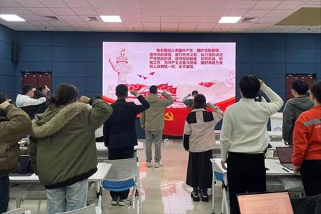 一群人站在室内

描述已自动生成